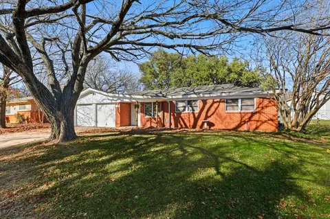 1204 Crestview Dr, Hurst, TX 76053