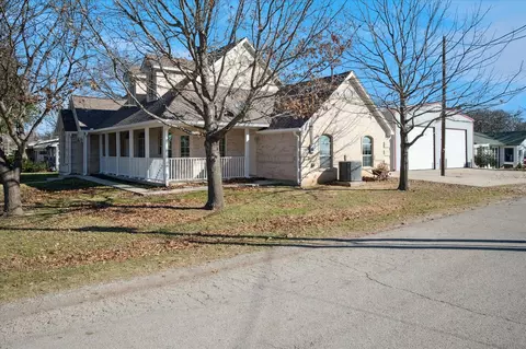 437 S 1st St, Krum, TX 76249