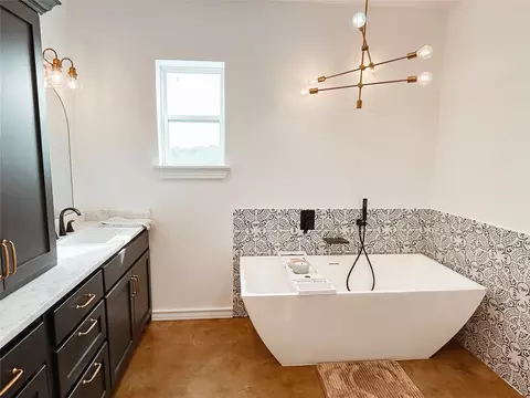 Bath - 925 Clear Spring Rd, Stephenville, TX 76401 photo 1 of 4