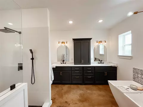 Bath - 925 Clear Spring Rd, Stephenville, TX 76401 photo 2 of 4