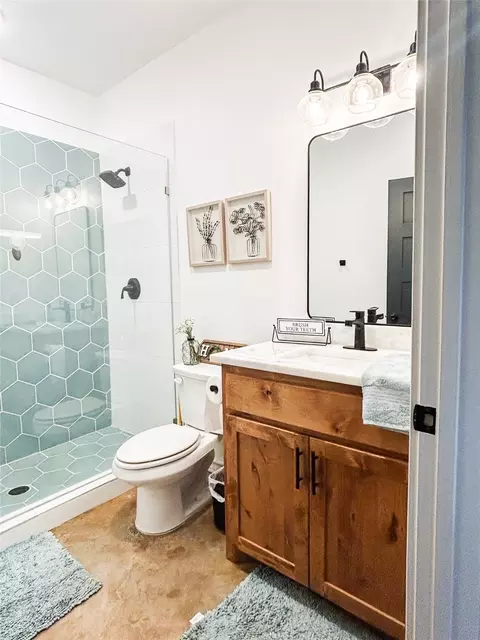 Bath - 925 Clear Spring Rd, Stephenville, TX 76401 photo 3 of 4