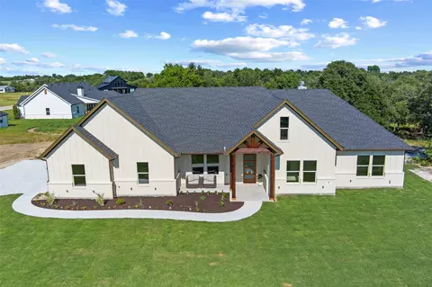 107 W Stagecoach Trl, Weatherford, TX 76085