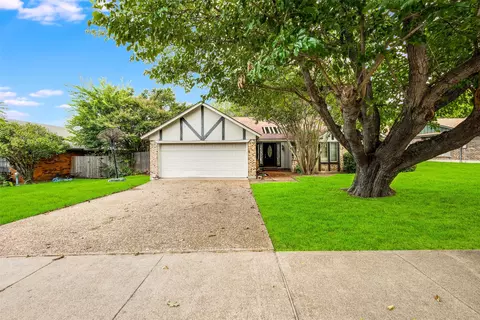 105 Lakeway Dr, Benbrook, TX 76126