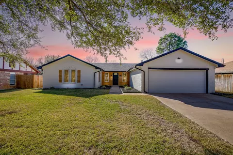 317 Northglen Dr, Hurst, TX 76054