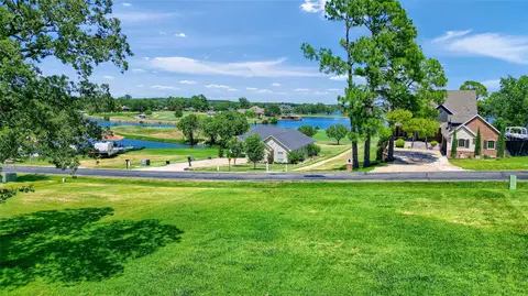 416 Kiowa Dr W, Lake Kiowa, TX 76240