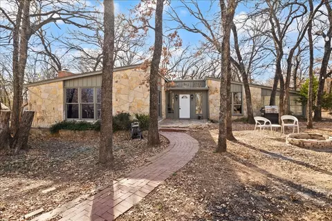 100 Sands Dr, Azle, TX 76020