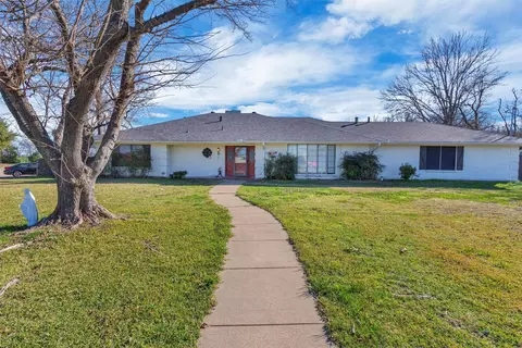 706 E Criner St, Grandview, TX 76050