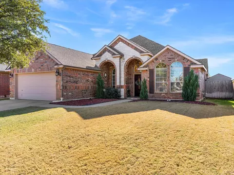 581 Griffith Dr, Saginaw, TX 76179