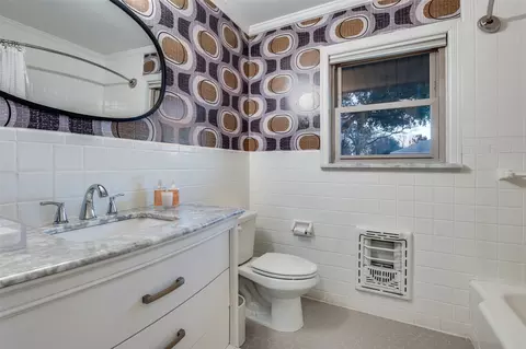Bath - 907 E Texas St, Grapevine, TX 76051 photo 5 of 6