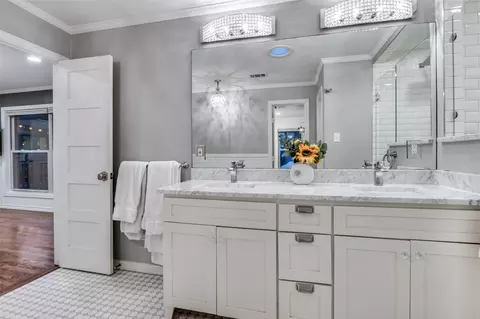 Bath - 907 E Texas St, Grapevine, TX 76051 photo 2 of 6