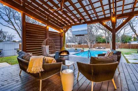 Exterior - 907 E Texas St, Grapevine, TX 76051 photo 5 of 7