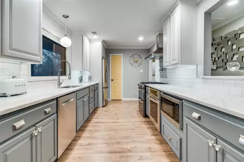 Kitchen - 907 E Texas St, Grapevine, TX 76051 photo 3 of 5
