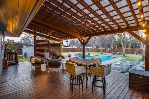 Exterior - 907 E Texas St, Grapevine, TX 76051 photo 4 of 7
