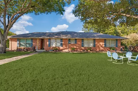 907 E Texas St, Grapevine, TX 76051