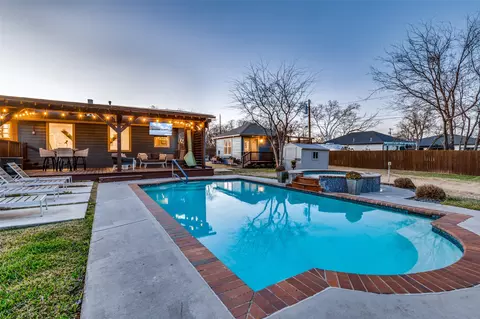 Exterior - 907 E Texas St, Grapevine, TX 76051 photo 7 of 7