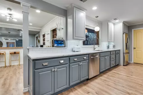 Kitchen - 907 E Texas St, Grapevine, TX 76051 photo 4 of 5