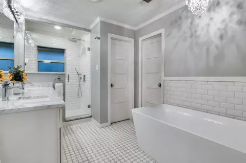 Bath - 907 E Texas St, Grapevine, TX 76051 photo 4 of 6