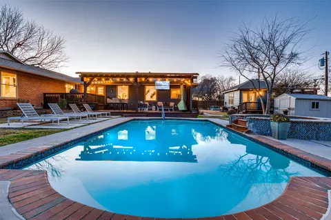 Exterior - 907 E Texas St, Grapevine, TX 76051 photo 6 of 7