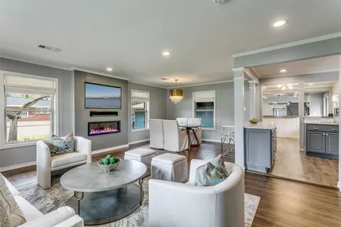 Living - 907 E Texas St, Grapevine, TX 76051 photo 1 of 3