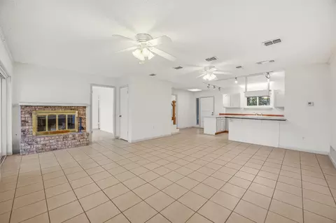 Living - 216 Broken Arrow, Comanche, TX 76442 photo 3 of 7