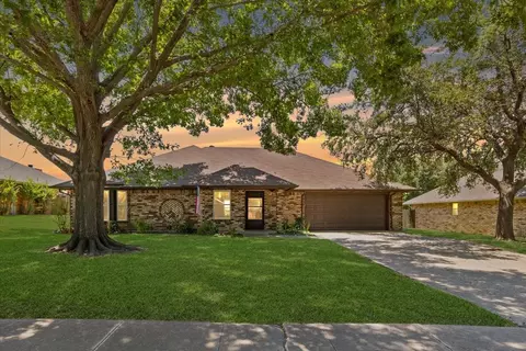 10037 Stoneleigh Dr, Benbrook, TX 76126