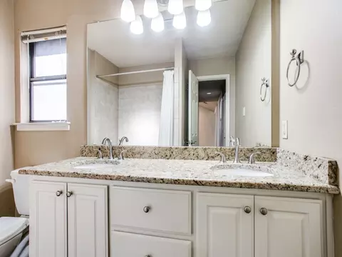 Bath - 209 Ginger Ln, Euless, TX 76039 photo 2 of 3