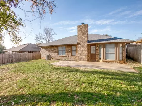 Exterior - 209 Ginger Ln, Euless, TX 76039 photo 4 of 6