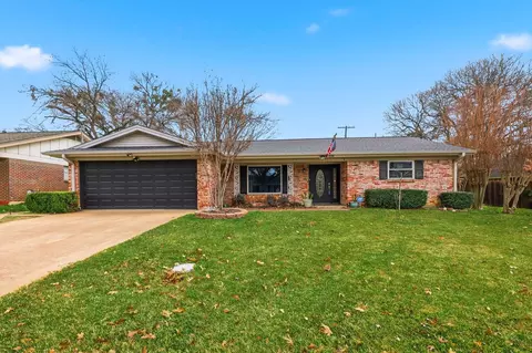 324 Moore Creek Rd, Hurst, TX 76053