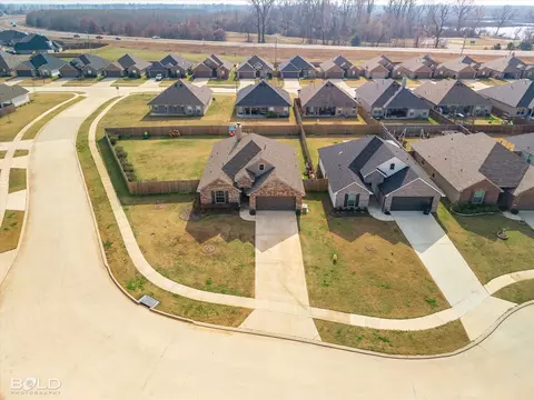 327 Ouchita Ln, Bossier City, LA 71112