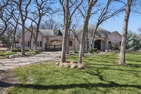 1014 Oak Tree Dr, Fort Worth, TX 76140