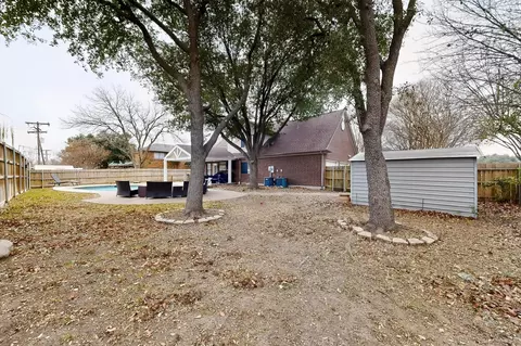 Exterior - 2425 Brook Crest Dr, Mesquite, TX 75150 photo 10 of 11