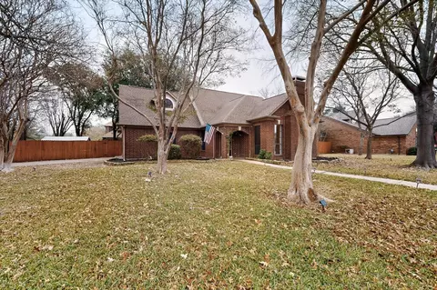 Exterior - 2425 Brook Crest Dr, Mesquite, TX 75150 photo 2 of 11