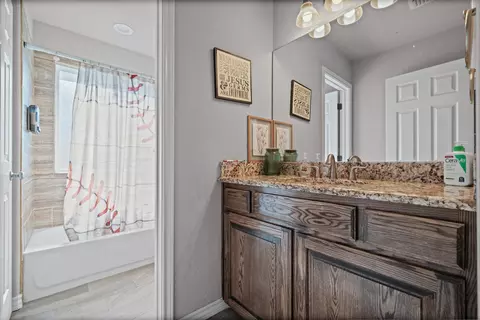 Bath - 184 Angus Ct, Itasca, TX 76055 photo 1 of 3