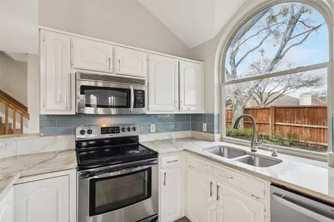 Kitchen - 356 Arbor Ct, Euless, TX 76039 photo 3 of 4