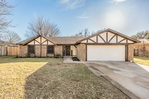 227 Norwich Dr, Hurst, TX 76054