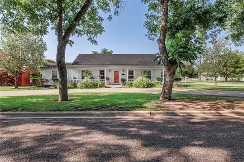 805 W 15th St, Brady, TX 76825