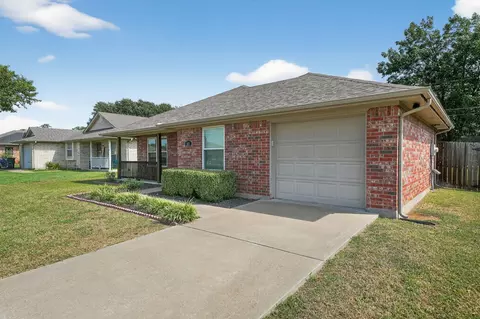 Exterior - 604 Mcanear St, Cleburne, TX 76033 photo 5 of 7