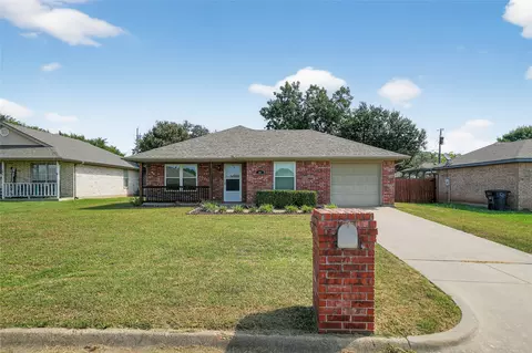 Exterior - 604 Mcanear St, Cleburne, TX 76033 photo 4 of 7