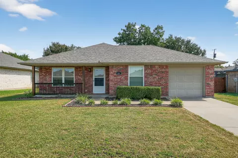 Exterior - 604 Mcanear St, Cleburne, TX 76033 photo 3 of 7