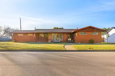 910 S Harrison St, West, TX 76691