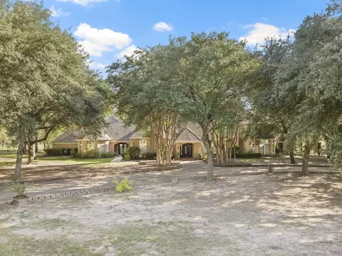 201 Country Club Dr, Mount Pleasant, TX 75455