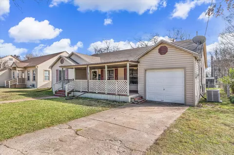 Exterior - 704 E Mclennan Ave, Mart, TX 76664 photo 2 of 7