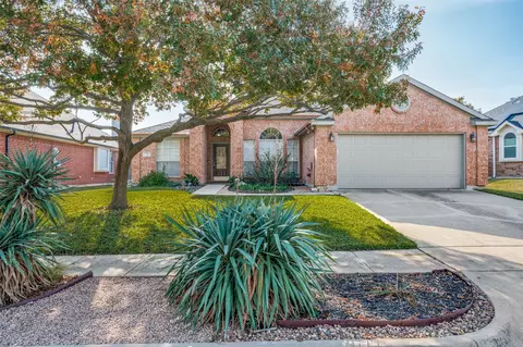 730 W Lonesome Dove Trl, Arlington, TX 76001