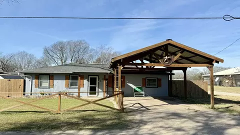 9206 Morris Dr, Hawk Cove, TX 75474