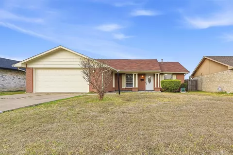 330 W Grenoble Dr, Grand Prairie, TX 75052