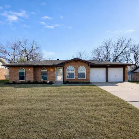 318 NE Michael Dr, Burleson, TX 76028