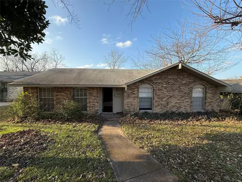 333 Fieldside Dr, Garland, TX 75043