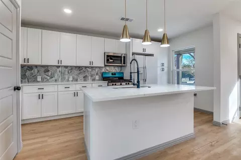 918 SW 4th St, Grand Prairie, TX 75051