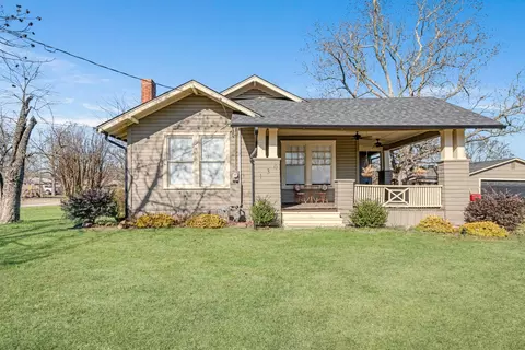 130 W Division St, Blossom, TX 75416