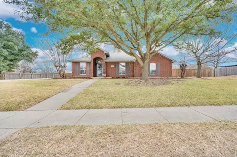 930 High Knoll Dr, Midlothian, TX 76065